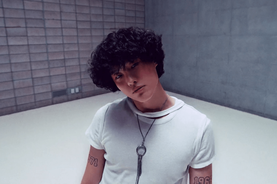 Assista: WOODZ surpreende com visualizador para a nova música “Smashing&nbsp;Concrete”