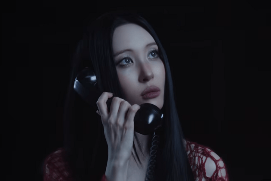 Assista: Sunmi pergunta por que é tão “cínica” em seu videoclipe de retorno com humor e&nbsp;terror.